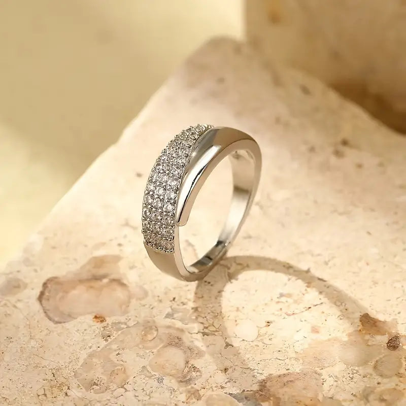 Annalise - Elegant Split Band Ring