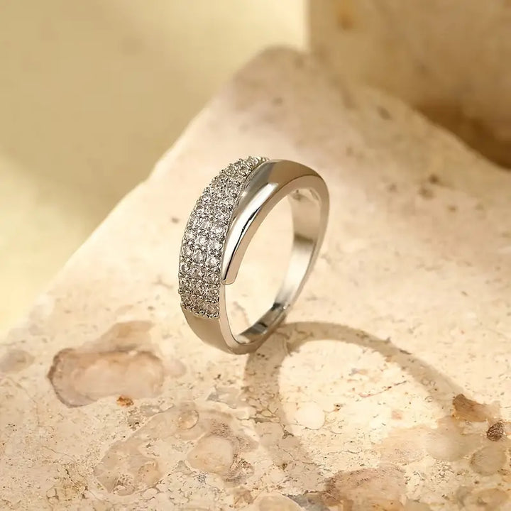 Annalise - Elegant Split Band Ring